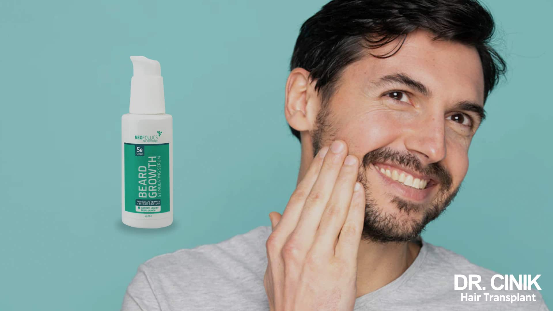 Un homme souriant passe la main sur sa joue barbue à côté d'un flacon pompe de sérum stimulant la pousse de la barbe